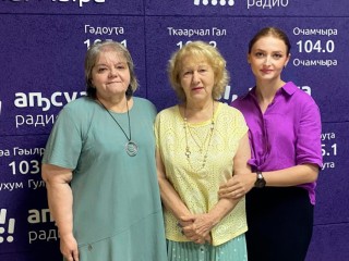 Натэлла Бахия и Елена Кобахия в передаче «Асас» в студии Абхазского радио рассказали о мероприятиях, приуроченных к 100-летию Маргариты Ладария и вспоминали теплые истории из жизни и профессиональной деятельности коллеги.