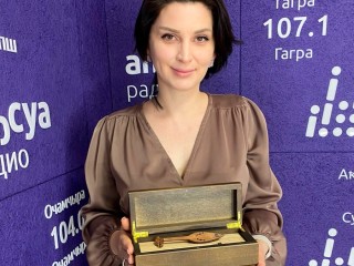 Сария Ахба в передаче «Асас» в студии Абхазского радио рассказала о создании миниатюрных национальных инструментов и ближайших профессиональных планах .