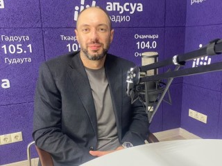 Радион Ачба в проекте «Асас» в студии Абхазского радио о проведении сложных операции местных врачей совместно с ведущими специалистами из РФ на базе ЛОР-отделения РБ и новом оборудовании.