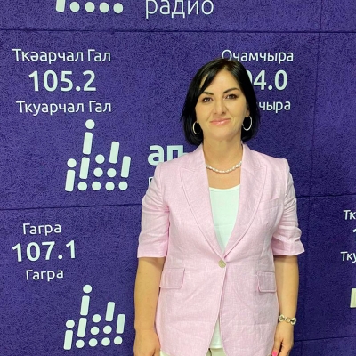Директор благотворительного фонда Сима Бебия рассказала в передаче «Асас»в студии Абхазского радио о благотворительной акции сбора детей-сирот в школу.
