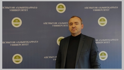 Алхас Чхамалиа: «Сынтәа Аԥснытәи аҳәынҭқарратә университет  иҭаларц  азы арзаҳалқәа  аларҵеит 654-ҩык    абитурентцәа».