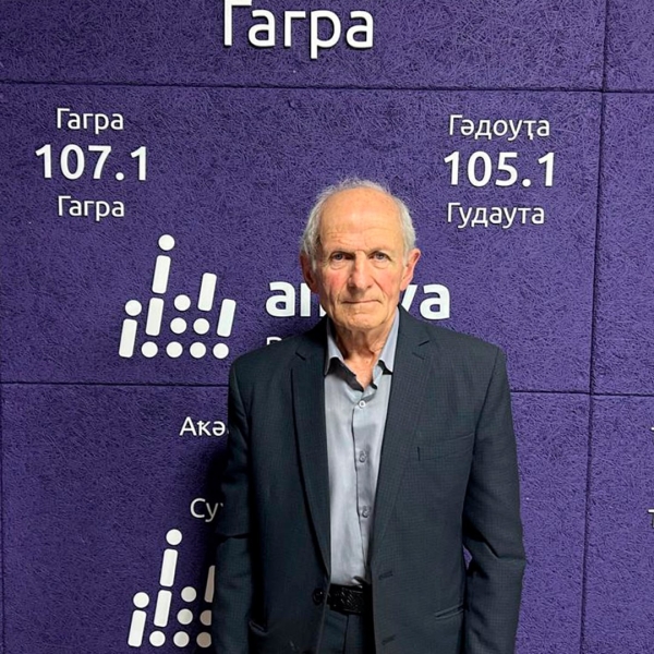 Ашәаҳәаҩ, ахкы анагӡаҩ, Аахыҵ-Уаҧстәыла зҽаҧсазтәыз артист Илларион Гьерхьелиа Аҧсуа  радио астудиаҟны инаигӡеит ҳаамҭазтәи аҧсуа ҳәынҭқарра ашьаҭаркҩы Владислав Арӡынба изикыз ашәа.