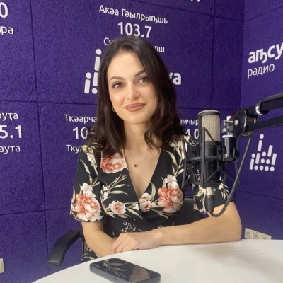Преподаватель курсов &laquo;Книговедение&raquo; и &laquo;Текст&raquo; Элеонора Гилоян в интервью Абхазскому радио рассказала о том как развить навык чтения и письма, а также поделилась советами из личного опыта для будущих журналистов.