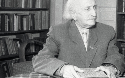 Адырраҭара «Аамҭеи ауаҩи»  изкуп  аԥсуа литература ашьаҭаркҩы, аҵарауаҩ, Аԥсны Жәлар рпоет Дырмит Гәлыиа. Сынтәа иара дижьҭеи  150 шықәса ҵит.