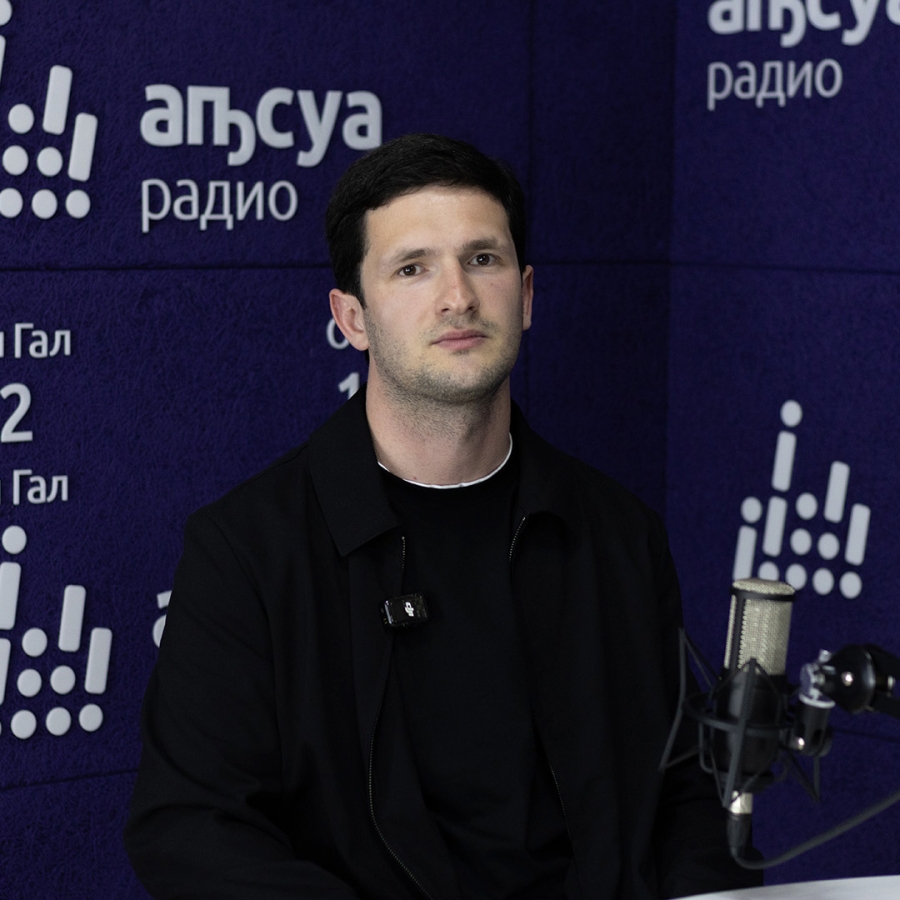 Беслан Аршба в проекте «Асас» в студии Абхазского радио анонсировал предстоящие фестивали и форумы для молодежи , которые в ближайшем времени пройдут в Абхазии.