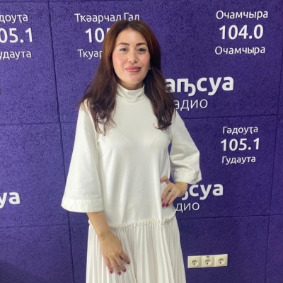 Альдона Цкуа в проекте «Асас» на Абхазском радио рассказала об участии в Новой волне 2025, новой песне и ближайших планах.