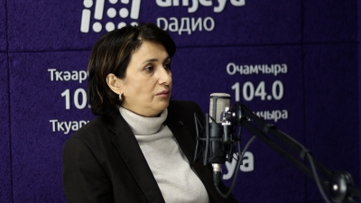 Аԥсуа радио адырраҭара "Хра злоу" асас - Анна Гәниаԥҳа далацәажәеит Иԥсабаратәым ахшыҩҭра ԥсышәала арцәажәаразы  ихацыркыз апроект ду иҳәаақәнаҵо аусурақәа рцашьа.