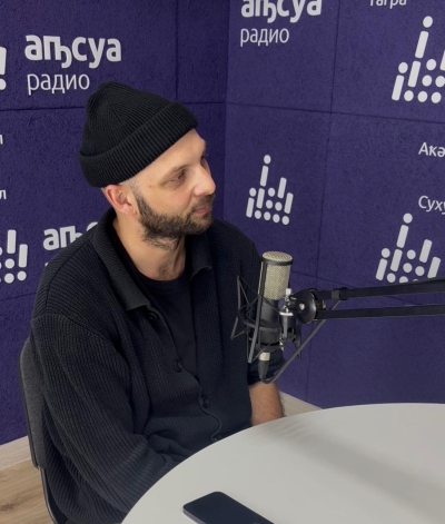 Дэниел Яковиди в студии Абхазского радио рассказал о специфике режиссерской лаборатории &laquo;Сандро&raquo;,о ближайших гастролях и творческих планах театра им.ф.Искандера.